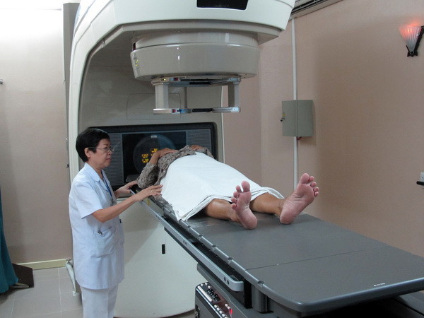 Thực hiện thành công xạ phẫu định vị khối u dị dạng mạch máu não ảnh 1