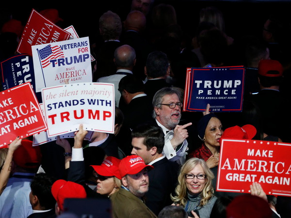Những người ủng hộ vui mừng sau khi ứng viên Donald Trump giành chiến thắng trong cuộc bầu cử Tổng thống Mỹ, tại New York ngày 8/11. (Nguồn: EPA/TTXVN) Tổng thống đắc cử Donald Trump cam kết vì một nước Mỹ hùng mạnh ảnh 1