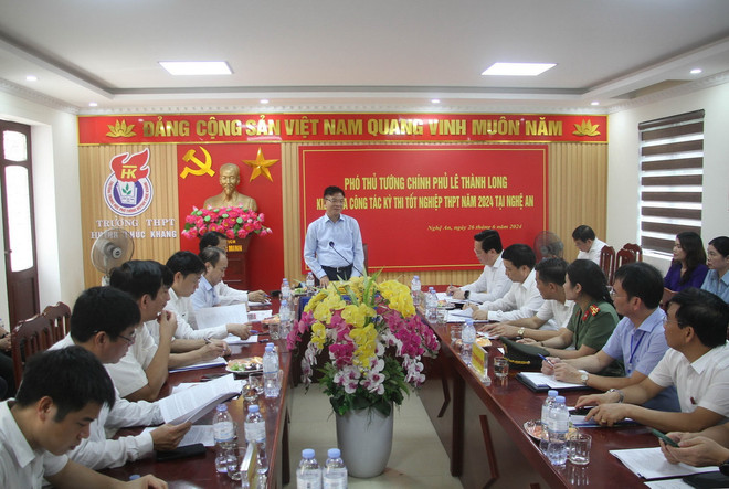 Phó Thủ tướng Chính phủ Lê Thành Long cùng Đoàn kiểm tra của Ban Chỉ đạo quốc gia Kỳ thi tốt nghiệp THPT năm 2024 kiểm tra công tác chuẩn bị kỳ thi tốt nghiệp THPT năm 2024 trên địa bàn tỉnh Nghệ An. (Ảnh: Văn Tý/TTXVN) pho_thu_tuong_le_thanh_long_kiem_tra_cong_tac_chuan_bi_ky_thi_tot_nghiep_thpt_nam_2024_tai_nghe_an3.jpg