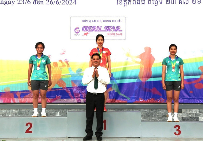 Tổng Giám đốc Công ty Cổ phần Cao su Chư Sê Kampong Thom Nguyễn Tiến Dũng trao huy chương cho các vận động viên đạt giải môn Cầu lông tại Hội thao. (Ảnh: TTXVN phát) ngay_hoi_the_thao_cua_cong_nhan_cao_su_tren_dat_nuoc_chua_thap3.jpg
