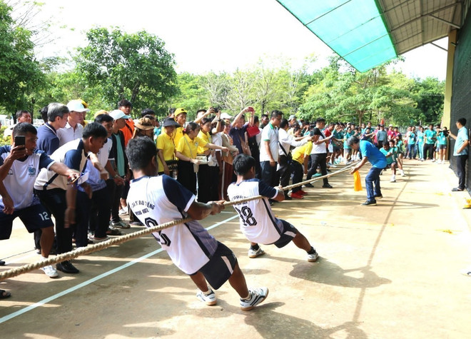 Các vận động viên tranh tài môn kéo co tại hội thao. (Ảnh: Minh Thành/TTXVN) ngay_hoi_the_thao_cua_cong_nhan_cao_su_tren_dat_nuoc_chua_thap2.jpg