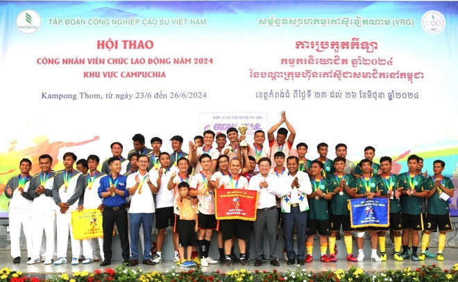 Ban tổ chức trao cúp, cờ và giải thưởng Nhất, Nhì, Ba cho các đội bóng đá đoạt giải tại hội thao. (Ảnh: Minh Thành/TTXVN) ngay_hoi_the_thao_cua_cong_nhan_cao_su_tren_dat_nuoc_chua_thap4.jpg