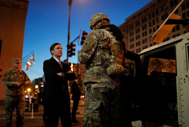 Bộ trưởng Quốc phòng Mark Esper (áo đen). (Nguồn: Reuters) Tổng thống Trump có ý định cách chức Bộ trưởng Quốc phòng Esper ảnh 1
