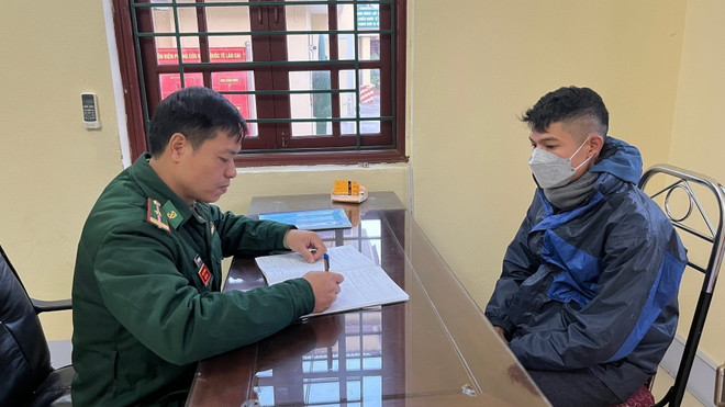 Lực lượng biên phòng lấy lời khai đối tượng vận chuyển hàng thuê. (Ảnh: TTXVN phát) doi-tuong-7987.jpg