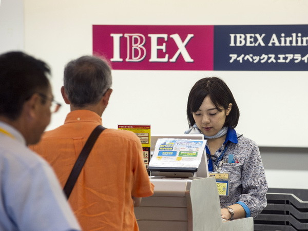 Nhật Bản bắt đầu kiểm tra các thiết bị điện tử đối với khách tới Mỹ ảnh 1