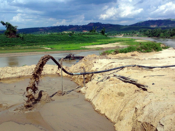 Hưng Yên bắt quả tang 3 tàu hút cát trái phép trên sông Hồng ảnh 1