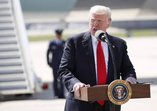 Tổng thống Mỹ Donald Trump trong bài phát biểu ở Milwaukee, Wisconsin ngày 13/6. (Nguồn: EPA/TTXVN) Tổng thống Trump bị điều tra về khả năng cản trở công lý ảnh 1