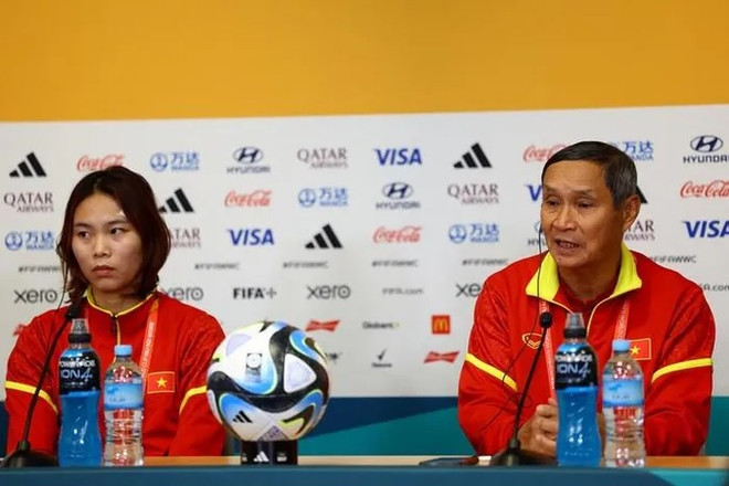 HLV Mai Đức Chung và Phạm Hải Yến trong phòng họp báo. (Nguồn: Reuters) 'Tuyển Nữ Việt Nam không buông xuôi, sẽ chơi hết mình trước Hà Lan' ảnh 1