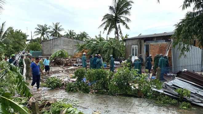 Sóc Trăng: Dông lốc làm 3 người bị thương, hơn 40 nhà sập và tốc mái ảnh 1