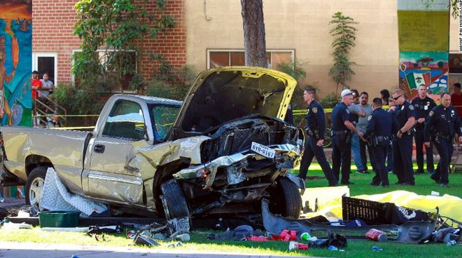 Mỹ: Xe tải lao ra khỏi cầu và rơi trúng vào đám đông phía dưới ảnh 1