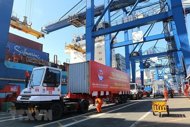 Bốc xếp container hàng hóa xuất nhập khẩu tại cảng Tân Cảng-Cát Lái, Thành phố Hồ Chí Minh. (Ảnh Thanh Vũ/TTXVN) Cục Hàng hải Việt Nam: Ách tắc hàng hóa tại cảng Cát Lái đã giảm nhiệt ảnh 1
