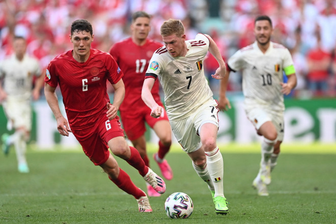 Kevin De Bruyne đã làm thay đổi cục diện giúp Bỉ thắng Đan Mạch. (Ảnh: AFP/TTXVN) EURO 2020: Nhạc trưởng Kevin de Bruyne - Thủ lĩnh dải ngân hà ảnh 1