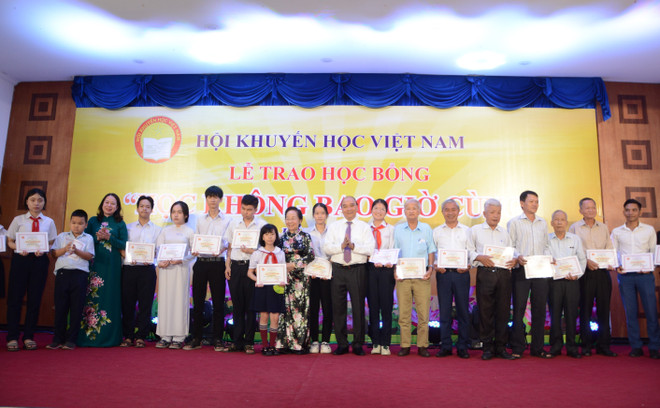 Ban tổ chức trao học bổng cho các học sinh, sinh viên và người lớn có nhiều thành tích tiêu biểu trong học tập. (Ảnh: Văn Dũng/TTXVN) Trao học bổng cho 250 cá nhân tiêu biểu ở miền Trung-Tây Nguyên ảnh 1