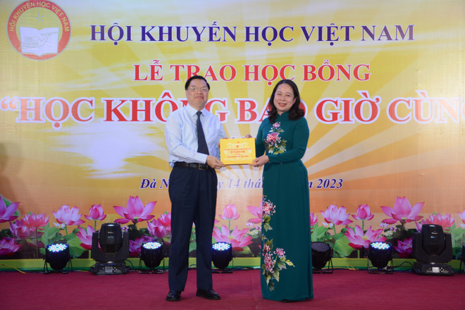 Phó Chủ tịch nước Võ Thị Ánh Xuân tặng quà cho Trung ương Hội Khuyến học Việt Nam. (Ảnh: Văn Dũng/TTXVN) Trao học bổng cho 250 cá nhân tiêu biểu ở miền Trung-Tây Nguyên ảnh 2