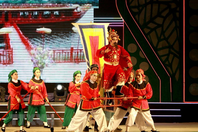 Nghệ sỹ Nhà hát Nghệ thuật Hát bội Thành phố Hồ Chí Minh diễn trích đoạn Trần Hưng Đạo ra quân. (Ảnh: Phương Vy/TTXVN) Lời giải nào cho bài toán bảo tồn nghệ thuật hát bội ở TP.HCM? ảnh 1