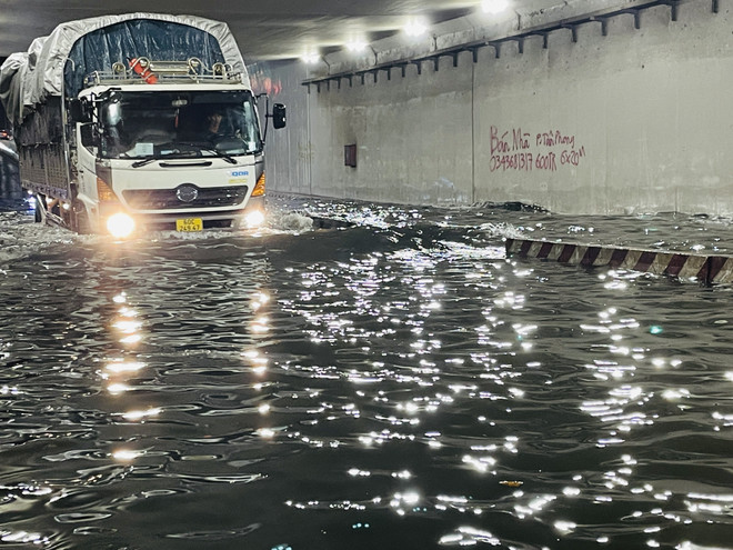Đồng Nai: Thông xe lại hầm chui Tân Phong sau sự cố ngập do mưa lớn ảnh 1