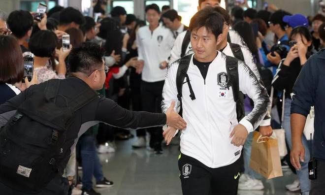 Các cầu thủ Hàn Quốc hành quân đến Triều Tiên. (Nguồn: Yonhap) Lịch thi đấu World Cup: Indonesia-Việt Nam, Triều Tiên-Hàn Quốc ảnh 2