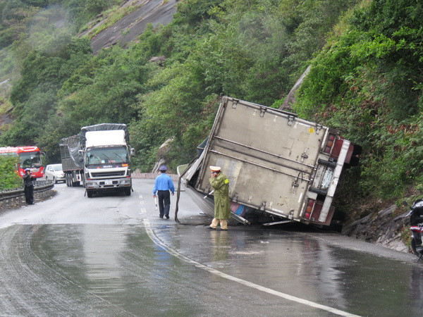 Lật xe tải gây ách tắc trên Quốc lộ 1A, đoạn qua Long An ảnh 1