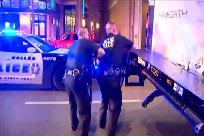 Lại xả súng vào cảnh sát ở Mỹ khiến 3 người thương vong ảnh 1