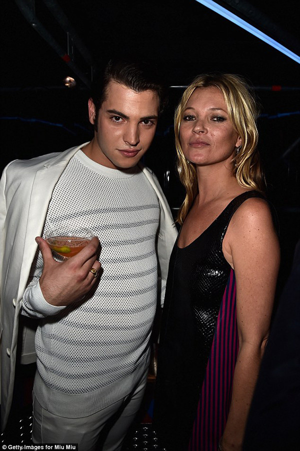 Siêu mẫu Kate Moss dẫn đầu xu hướng tại bữa tiệc của Miu Miu ảnh 3