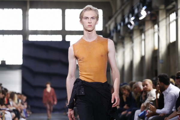 Những anh chàng nữ tính tiếp tục lên ngôi mùa Xuân Hè 2016 ảnh 13