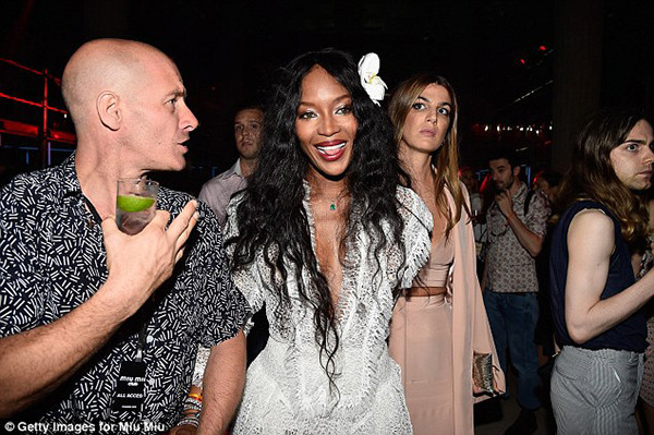 Siêu mẫu Kate Moss dẫn đầu xu hướng tại bữa tiệc của Miu Miu ảnh 17