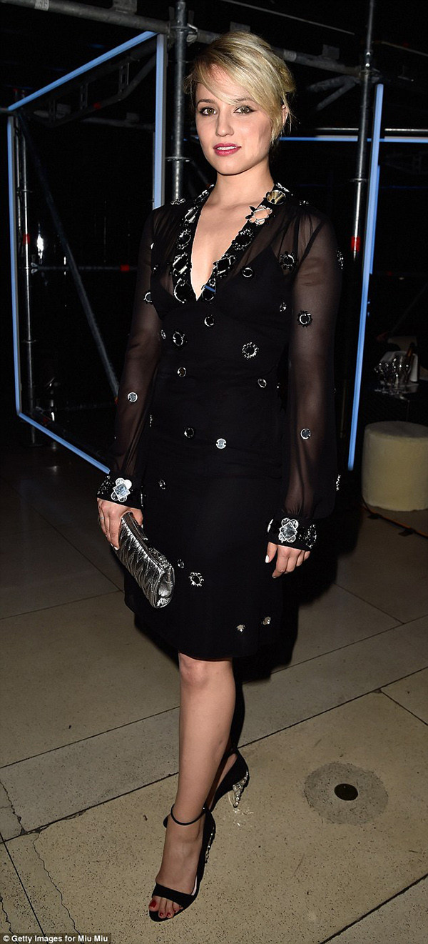 Siêu mẫu Kate Moss dẫn đầu xu hướng tại bữa tiệc của Miu Miu ảnh 10