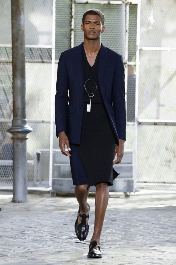 Những anh chàng nữ tính tiếp tục lên ngôi mùa Xuân Hè 2016 ảnh 14