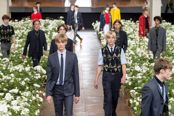 Dior Homme Xuân Hè 2016: Sự tương phản đầy mê hoặc ảnh 2