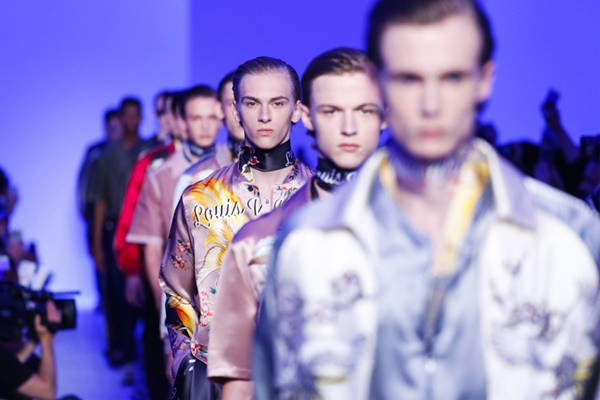 Những anh chàng nữ tính tiếp tục lên ngôi mùa Xuân Hè 2016 ảnh 10