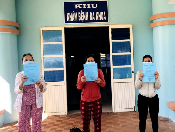 Trao giấy chứng nhận điều trị khỏi bệnh cho bệnh nhân. (Ảnh: Lê Ngọc Phước/TTXVN) Quảng Ngãi: Thêm 14 bệnh nhân COVID-19 được công bố khỏi bệnh ảnh 1