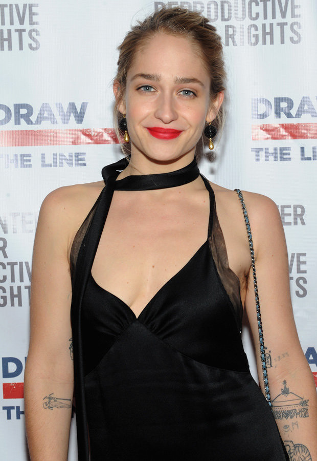 Minh tinh Lola Kirke gây sốc với vùng nách "rậm rạp" tại Quả cầu vàng ảnh 2