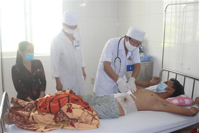 Cứu sống bệnh nhân bị máy cắt cỏ gãy văng thủng bụng ảnh 1