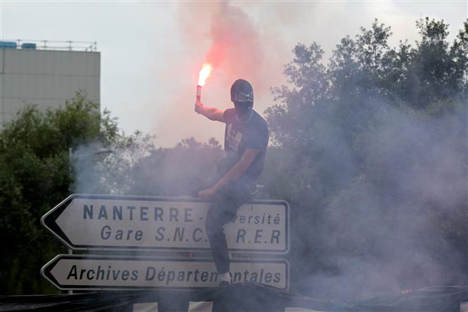 Tổng thống Pháp hoãn chuyến thăm Đức do biểu tình trong nước ảnh 1