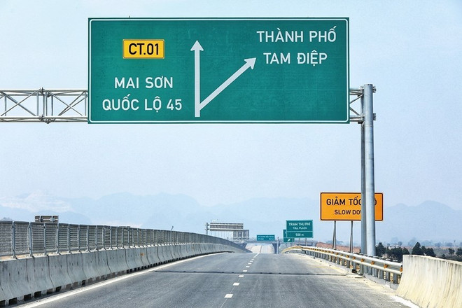 Dự án cao tốc Mai Sơn-Quốc lộ 45 đang hoàn thiện nốt những hạng mục cuối để khánh thành dịp 30/4 tới. (Ảnh: Tuấn Anh/TTXVN) Bộ GTVT sẽ khánh thành 3 dự án Cao tốc Bắc-Nam vào sáng ngày 30/4 ảnh 1