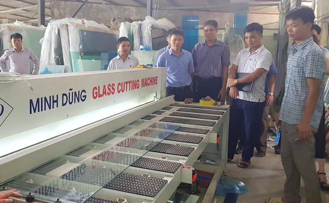Trung tâm Khuyến công và Tư vấn phát triển công nghiệp nghiệm thu đề án Hỗ trợ kinh phí đầu tư máy móc thiết bị tiên tiến trong sản xuất tranh kính tại cơ sở sản xuất của anh Mầu Văn Dũng, xã Cao Đại, huyện Vĩnh Tường. (Nguồn: vinhphuc.gov.vn) Vĩnh Phúc tạo lợi thế cạnh tranh cho sản phẩm công nghiệp nông thôn ảnh 1