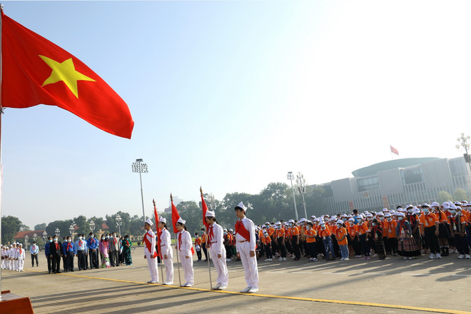 Đoàn Đại biểu Cháu ngoan Bác Hồ dâng hương, báo công với Bác ảnh 1