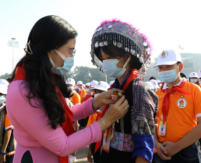 Đoàn Đại biểu Cháu ngoan Bác Hồ dâng hương, báo công với Bác ảnh 2