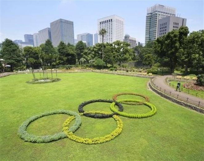 Vòng tròn Olympic tại công viên Hibiya ở Tokyo, Nhật Bản, ngày 11/7/2021. (Ảnh: Kyodo/TTXVN) Olympic Tokyo và thông điệp của hy vọng chống lại đại dịch ảnh 1