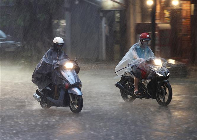 Mưa lớn ở khu vực quận Ba Đình, thành phố Hà Nội vào cuối giờ chiều 22/7. (Ảnh: Dương Giang/TTXVN) Áp thấp nhiệt đới gây mưa to tại Bắc Bộ trong hai ngày 23-24/7 ảnh 1