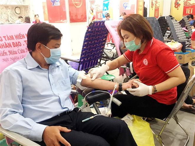 Người dân Thành phố Hồ Chí Minh tham gia hiến máu tình nguyện trong sáng 23/1. (Ảnh: Đinh Hằng/TTXVN) TP.HCM: Nguồn máu dự trữ "chạm đáy," kêu gọi hiến máu tình nguyện ảnh 1
