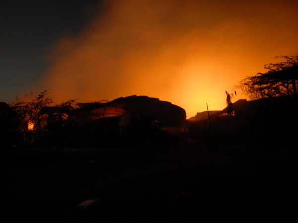 Đắk Nông: Lửa bùng phát trong đêm, hai căn nhà bị thiêu rụi ảnh 1