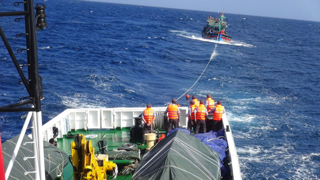 Khánh Hòa: Tàu Kiểm ngư tiến hành lai dắt tàu cá bị nạn vào bờ ảnh 1