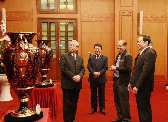 Tiếp nhận Cúp Lạc Hồng tặng Đại hội lần thứ XIII của Đảng ảnh 1