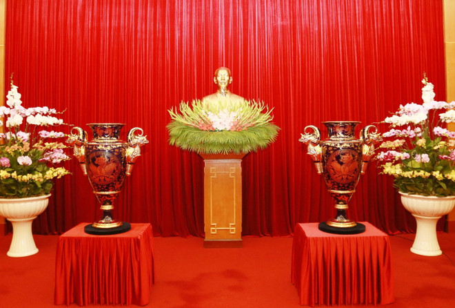 Tiếp nhận Cúp Lạc Hồng tặng Đại hội lần thứ XIII của Đảng ảnh 2