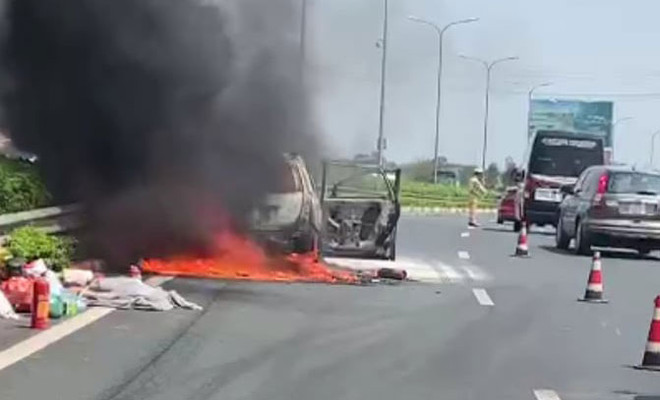 Xe 7 chỗ cháy trơ khung trên cao tốc Pháp Vân-Cầu Giẽ-Ninh Bình ảnh 1