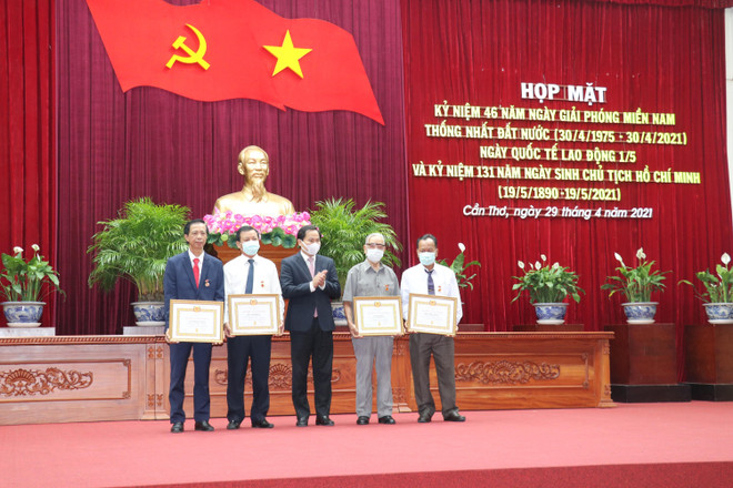 Các đảng viên nhận Huy hiệu cao niên tuổi Đảng tại buổi họp mặt. (Ảnh: Ngọc Thiện/TTXVN) Xây dựng thành phố Cần Thơ ngày càng giàu mạnh, văn minh, hiện đại ảnh 2