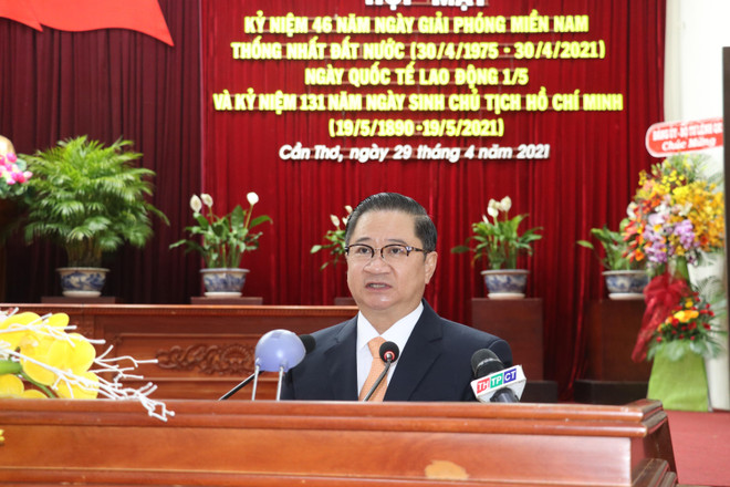 Chủ tịch UBND thành phố Cần Thơ Trần Việt Trường đọc diễn văn tại buổi họp mặt. (Ảnh: Ngọc Thiện/TTXVN) Xây dựng thành phố Cần Thơ ngày càng giàu mạnh, văn minh, hiện đại ảnh 1