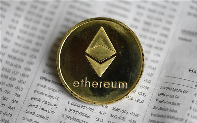 Đồng tiền điện tử ethereum. (Ảnh: AFP/TTXVN) IMF khuyến cáo không nên xem tiền kỹ thuật số là kênh phòng rủi ro ảnh 1