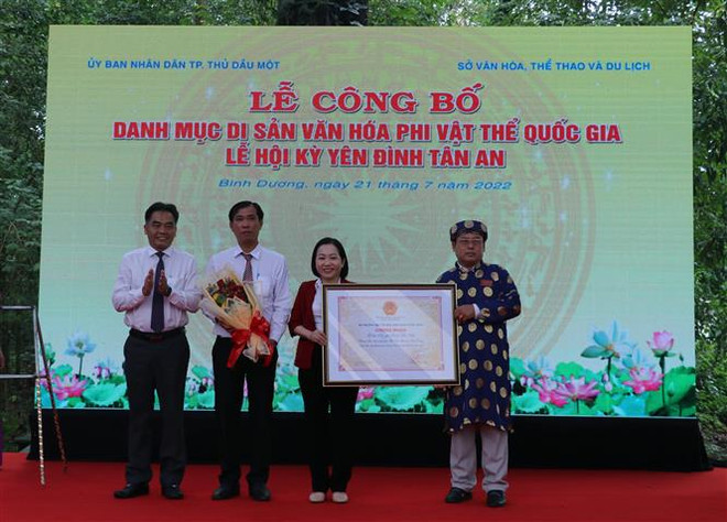 Lễ công bố di sản phi vật thể quốc gia “Lễ hội Kỳ yên Đình Tân An”. (Ảnh: Chí Tưởng/TTXVN) Bình Dương có thêm một Di sản Văn hóa Phi vật thể Quốc gia ảnh 1